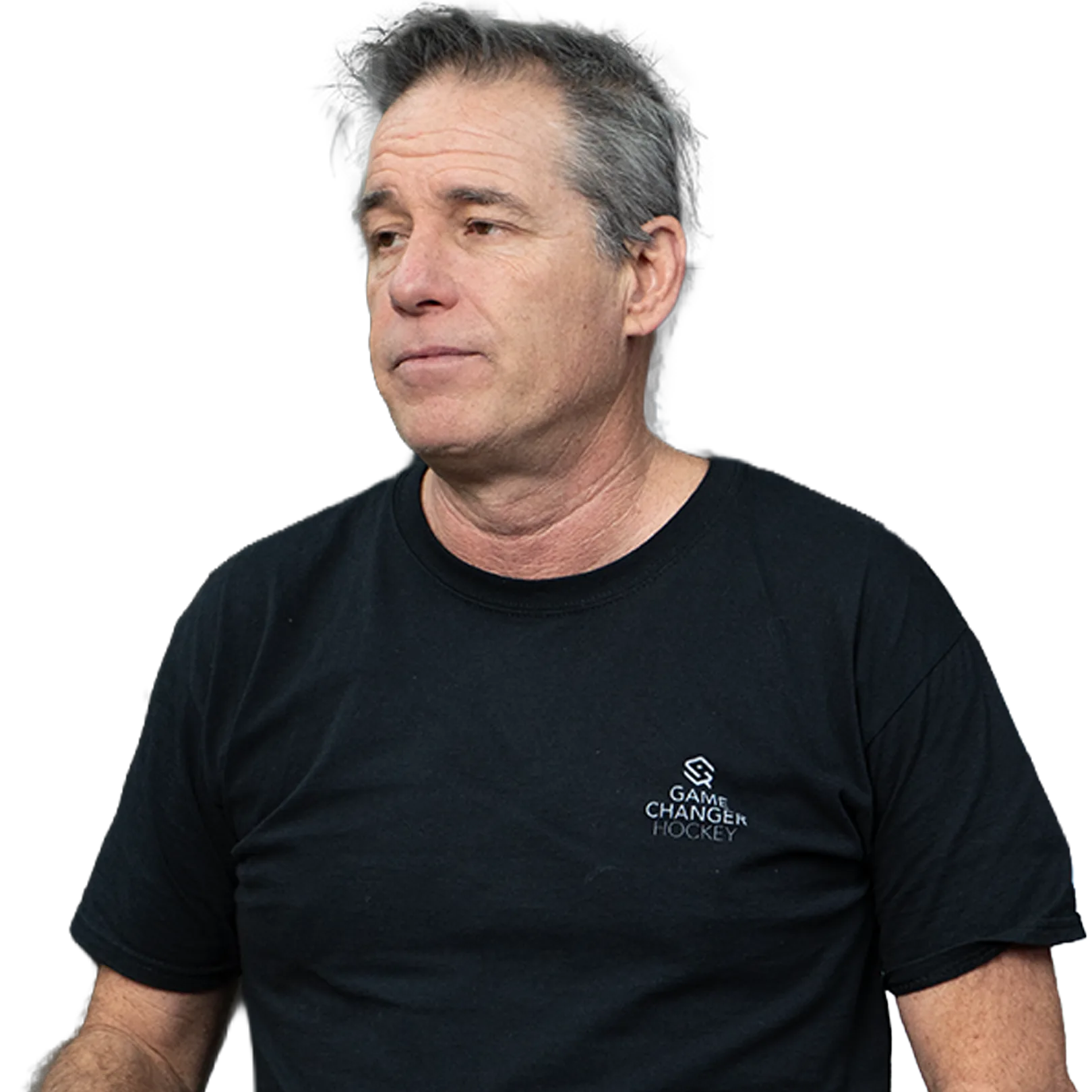 Person in schwarzem T-Shirt mit Game Changer Hockey Logo, Blick zur Seite vor schwarzem Hintergrund